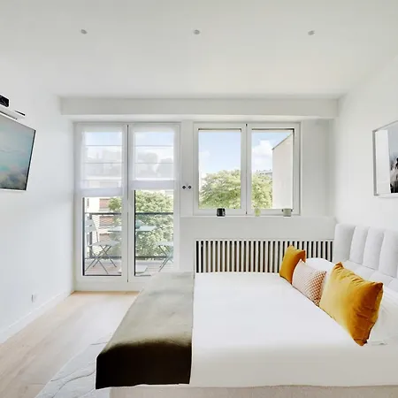 2p Near Trocadero - Eiffel Tower Parijs