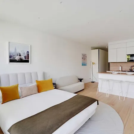 2p Near Trocadero - Eiffel Tower