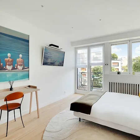 2p Near Trocadero - Eiffel Tower *