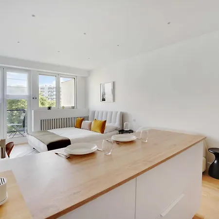 2p Near Trocadero - Eiffel Tower * Parijs