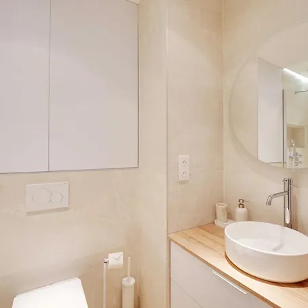 2p Near Trocadero - Eiffel Tower Parijs